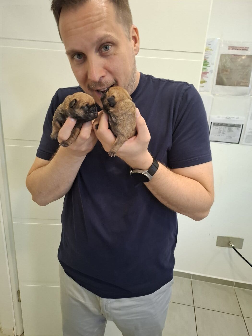 Veterinar z novorojenim mladičkom